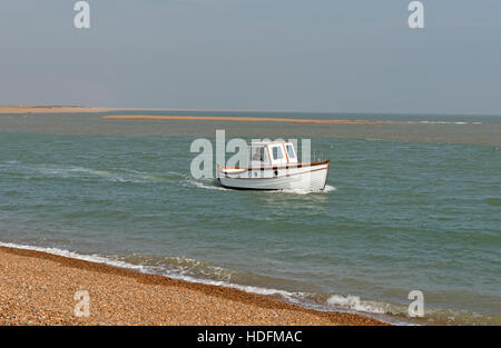 Motorboot-Rubrik auf der Nordsee vom Fluss Erz, Kies Street, Suffolk, UK. Stockfoto