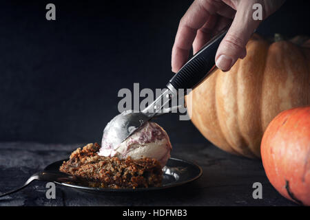 Den Kürbis Dump Kuchen aufsetzen Eis Stockfoto