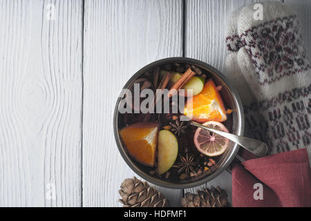 Topf mit Glühwein jammern auf dem horizontalen weißen Holztisch Stockfoto