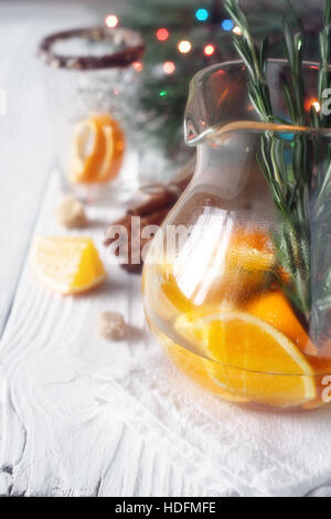 Citrus Cocktail in der Glaskanne auf der weißen Holztisch Stockfoto