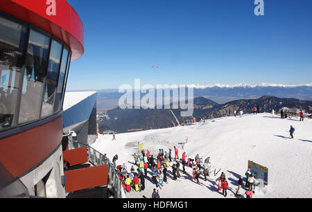 Jasna, Slowakei - 11. März 2014: Skifahrer auf der Cable Car Station Chopok in Jasna Resort, Liptauer Region Slowakei montieren. Stockfoto