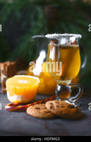 Citrus punch im Glas auf dem dunklen Tisch vertikal Stockfoto