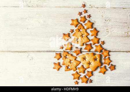 Weihnachtsbaum von Cookies auf dem weißen Holztisch gemacht Stockfoto