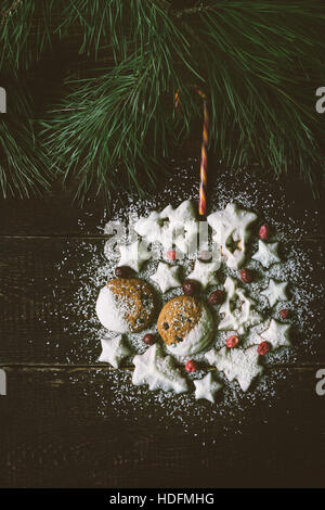 Weihnachtskugel von Cookies auf dem hölzernen Hintergrund vertikale gemacht