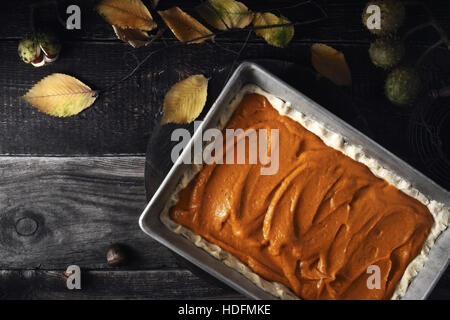 Roher Kürbis-Kuchen auf der hölzernen Tischplatte-Ansicht Stockfoto