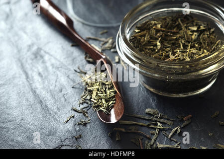 Set für Teezubereitung auf dem Stein dunkle Stein Tisch horizontal Stockfoto