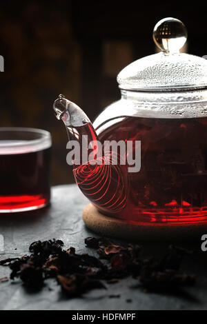 Tee in der Teekanne Glas auf dem Stein Tabelle vertikal Stockfoto