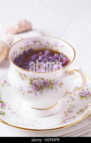 Schöne Tasse Tee mit Blumen vertikale Stockfoto