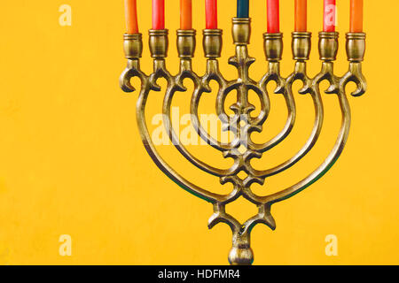 Hanukkah Menorah mit Kerzen auf dem gelben Hintergrund horizontale Stockfoto