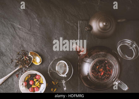 Verschiedene Tee in der Draufsicht Stein Hintergrund Stockfoto