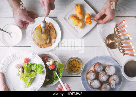 Chanukka-traditionelles Abendessen-Draufsicht Stockfoto