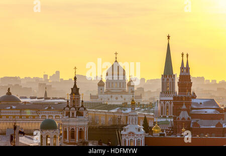 Moskau, Blick auf Moskauer Kreml, Kathedrale von Christus dem Erlöser und Dächer, Russland Stockfoto
