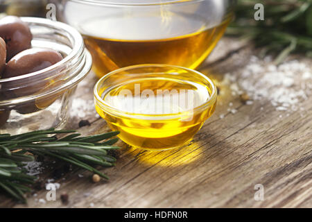 Olivenöl in der Glasschüssel auf Holztisch horizontale Stockfoto
