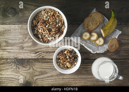 Frühstück mit Müsli auf dem Holztisch horizontale Stockfoto