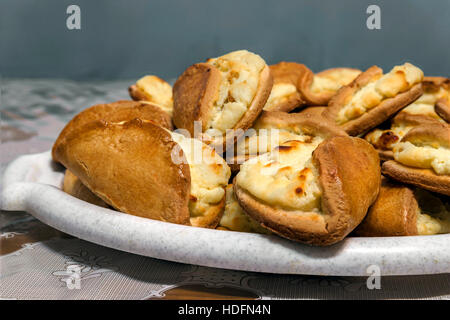 Blätterteig mit Käse auf einem hölzernen Hintergrund. Hausgemachte Torten backen. Stockfoto