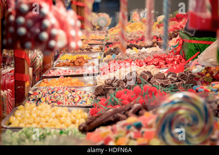 Bonbons für den Verkauf auf Belgrad Weihnachtsmarkt. Der Weihnachtsmarkt hat seit ein paar Jahren. Stockfoto