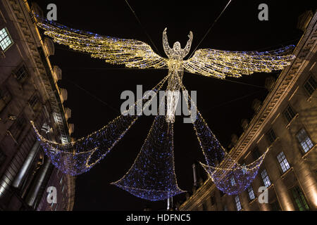 London, 6. Dezember 2016. Engel hängen über Regent Street in London, wie 2016 Weihnachtsdekoration vorhanden ist. Stockfoto