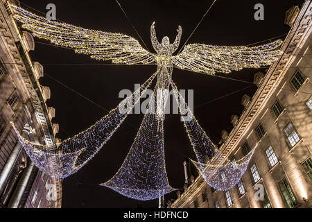 London, 6. Dezember 2016. Engel hängen über Regent Street in London, wie 2016 Weihnachtsdekoration vorhanden ist. Stockfoto