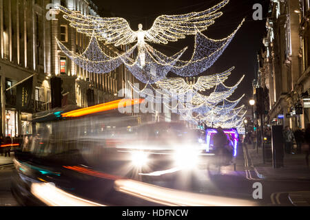 London, 6. Dezember 2016. Engel hängen über Regent Street in London, wie 2016 Weihnachtsdekoration vorhanden ist. Stockfoto