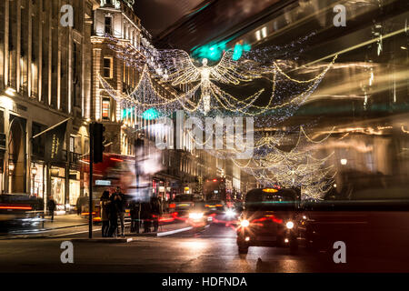 London, 6. Dezember 2016. Engel hängen über Regent Street in London, wie 2016 Weihnachtsdekoration vorhanden ist. Stockfoto