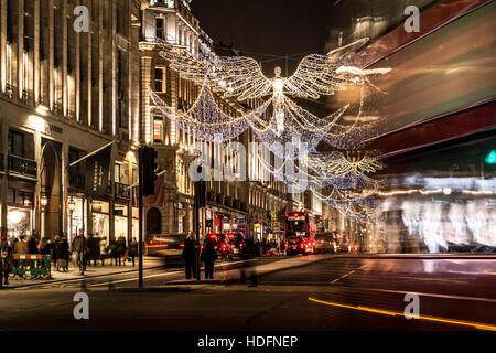 London, 6. Dezember 2016. Engel hängen über Regent Street in London, wie 2016 Weihnachtsdekoration vorhanden ist. Stockfoto