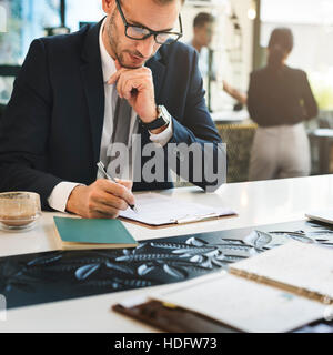 Ernsthaften Geschäftsmann ausfüllen Formular Konzept Stockfoto