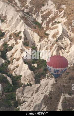 Heißen Iar Nballoon gesehen von oben gegen die tief geformte Landschaft von Kappadokien, Türkei. Stockfoto