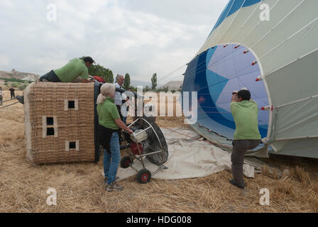 Bodenpersonal Vorbereitung einen Heißluft-Ballon für den Start mit einem Propan-Brenner und Power Fan. Stockfoto