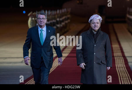 US-Verteidigungsminister Ashton Carter ist Präsident des irakischen Kurdistan Masoud Barzani bei Ankunft 11. Dezember 2016 in Arbil, Irak begleitet. Stockfoto