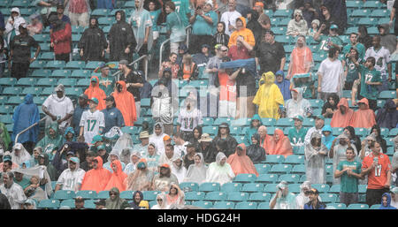 Miami Gardens, Florida, USA. 11. Dezember 2016. Regen Fans in der Endzone West im Hard Rock Stadium in Miami Gardens, Florida am 11. Dezember 2016 einweichen. Bildnachweis: Allen Eyestone/The Palm Beach Post/ZUMA Draht/Alamy Live-Nachrichten Stockfoto