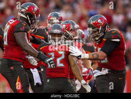 Tampa, Florida, USA. 11. Dezember 2016. Tampa Bay Buccaneers Runningback DOUG MARTIN (22) feiert mit Teamkollegen nach dem rauschenden für einen Touchdown in der ersten Hälfte der NFL Aktion gegen die New Orleans Saints im Raymond James Stadium. Bildnachweis: Loren Elliott/Tampa Bay Times / ZUMA Draht/Alamy Live News Stockfoto