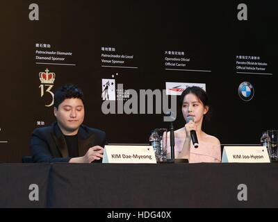 Macao, China. 11. Dezember 2016. Jeong-woo Park, Kim Nam Gil Jung Jin-Young und Mun Jeong-hie fördert für ihren neuen Film Pandora in Macao, China am 11. Dezember 2016. © TopPhoto/Alamy Live-Nachrichten Stockfoto