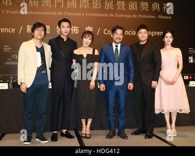 Macao, China. 11. Dezember 2016. Jeong-woo Park, Kim Nam Gil Jung Jin-Young und Mun Jeong-hie fördert für ihren neuen Film Pandora in Macao, China am 11. Dezember 2016. © TopPhoto/Alamy Live-Nachrichten Stockfoto