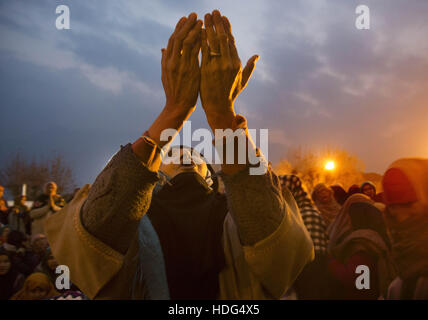 Srinagar, Kaschmir Indien kontrollierten. 12. Dezember 2016. Kashmiri Muslima sucht Segen wie der Hauptpriester (nicht im Bild) ein Relikt des Propheten des Islam-Muhammad am Hazratbal Schrein in Srinagar, Sommer in der Hauptstadt von Indien kontrollierten Kaschmir, 12. Dezember 2016 zeigt. Muslime in Indien kontrollierten Kaschmir am Montag feierte Eid-e-Milad-un-Nabi anlässlich des Jahrestages der Geburt des Propheten des Islam-Mohammed. Bildnachweis: Javed Dar/Xinhua/Alamy Live-Nachrichten Stockfoto