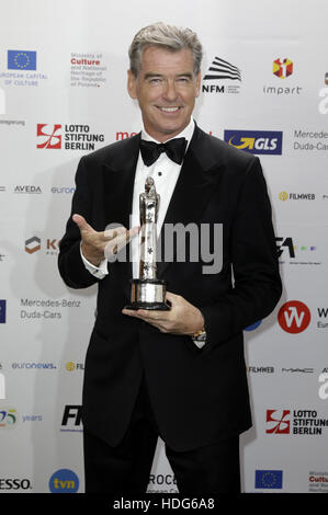 Wroclaw, Polen. 10. Dezember 2016. Pierce Brosnan besucht 29. European Film Awards 2016 an der nationalen Forum für Musik am 10. Dezember 2016 in Wroclaw/Breslau, Polen. | Verwendung Weltweit © Dpa/Alamy Live-Nachrichten Stockfoto