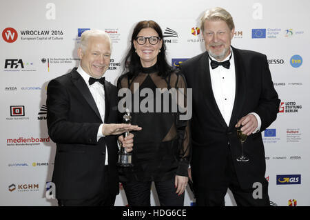 Wroclaw, Polen. 10. Dezember 2016. Regisseur Hannes Holm, Produzent Annica Bellander Rune und Rolf Lassgard besuchen Sie 29. European Film Awards 2016 an der nationalen Forum für Musik am 10. Dezember 2016 in Wroclaw, Polen. | Verwendung Weltweit © Dpa/Alamy Live-Nachrichten Stockfoto