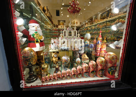 Moskau, Russland. 26. November 2016. Das Schaufenster einer Souvenir-Boutique in Moskau, Russland, 26. November 2016. Foto: Bernd Weißbrod/Dpa/Alamy Live News Stockfoto