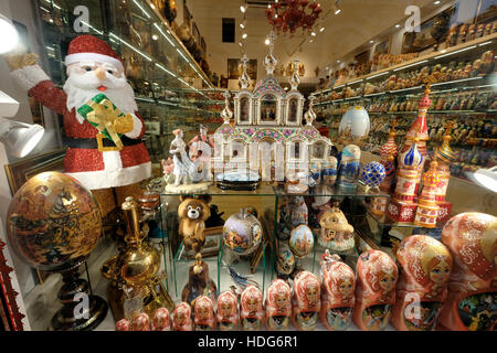 Moskau, Russland. 26. November 2016. Das Schaufenster einer Souvenir-Boutique in Moskau, Russland, 26. November 2016. Foto: Bernd Weißbrod/Dpa/Alamy Live News Stockfoto