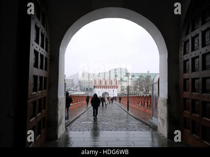 Moskau, Russland. 26. November 2016. Ein Blick auf Moskau, 26. November 2016 durch den Besuchereingang des Kreml in Moskau, Russland, fotografiert. Foto: Bernd Weißbrod/Dpa/Alamy Live News Stockfoto