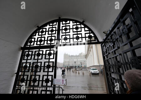 Moskau, Russland. 26. November 2016. Ein Blick auf Moskau, 26. November 2016 durch den Besuchereingang des Kreml in Moskau, Russland, fotografiert. Foto: Bernd Weißbrod/Dpa/Alamy Live News Stockfoto