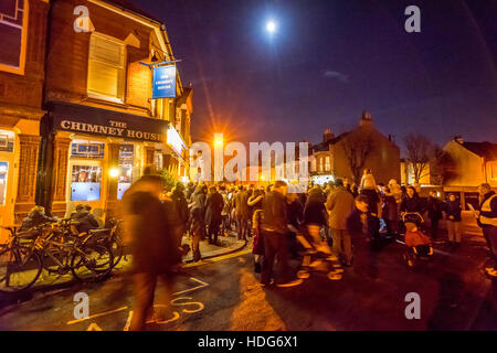 Brighton, UK. 11. Dezember 2016. Gemeinde singen von Weihnachtsliedern außerhalb der Schornstein House Pub im Stadtteil Prestonville von Brighton, East Sussex. Bildnachweis: Andrew Hasson/Alamy Live-Nachrichten Stockfoto