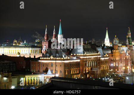 Moskau, Russland. 26. November 2016. Ein Blick auf die beleuchtete Innenstadt von Moskau, Russland, 26. November 2016. Foto: Bernd Weißbrod/Dpa/Alamy Live News Stockfoto