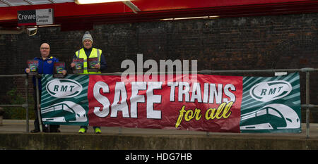 Crewe, Großbritannien. 12. Dezember 2016. Schiene UNION RMT startet die sichere Züge für alle Kampagne auf London Midland Kredit: Charles Allen/Alamy Live News Stockfoto