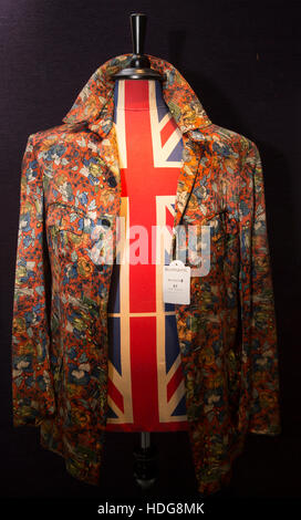 Knightsbridge, UK. 12. Dezember 2016. Seide Jacke getragen von Keith Richards von den Rolling Stones bei einem Fototermin bei Bonhams vor der Unterhaltung Memorabilien Auktion in Knightsbridge London Credit: Keith Larby/Alamy Live News Stockfoto