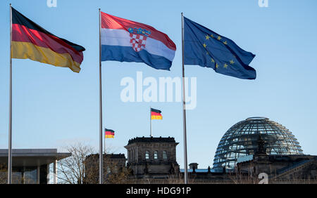 Berlin, Deutschland. 12. Dezember 2016. Die Fahnen von Deutschland, Kroatien und Europa vor dem Bundeskanzleramt in Berlin, Deutschland, 12. Dezember 2016 zu sehen. Foto: Bernd von Jutrczenka/Dpa/Alamy Live News Stockfoto