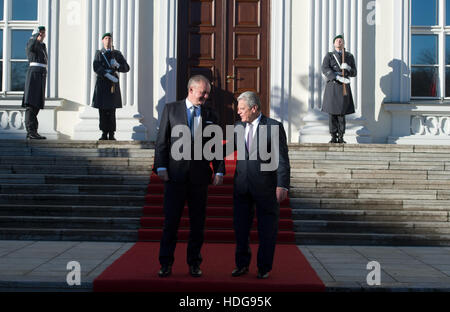 Berlin, Deutschland. 12. Dezember 2016. Der Präsident der Slowakischen Republik, Andrej Kiska (L) wird vom deutschen Bundespräsidenten Joachim Gauck am Schloss Bellevue in Berlin, Deutschland, 12. Dezember 2016 empfangen. Foto: Rainer Jensen/Dpa/Alamy Live-Nachrichten Stockfoto