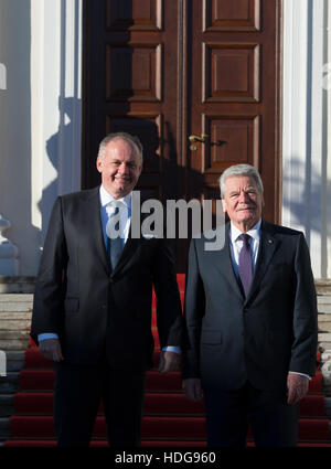 Berlin, Deutschland. 12. Dezember 2016. Der Präsident der Slowakischen Republik, Andrej Kiska (L) wird vom deutschen Bundespräsidenten Joachim Gauck am Schloss Bellevue in Berlin, Deutschland, 12. Dezember 2016 empfangen. Foto: Rainer Jensen/Dpa/Alamy Live-Nachrichten Stockfoto