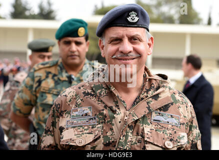 Ammam, Jordanien. 11. Dezember 2016. Prinz Faisal von Jordanien, fotografiert bei König Hassan Brigade auf dem Gelände der Raghadan Palast während einer "Stärkung Intiative" Übergabezeremonie in Ammam, Jordanien, 11. Dezember 2016. Sechzehn Marder-Fahrzeuge sind auf dem Militär übergeben. Der deutsche Verteidigungsminister fünftägigen Besuch in der Region endet am Nachmittag. Foto: Rainer Jensen/Dpa/Alamy Live-Nachrichten Stockfoto
