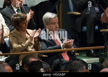 Vereinten Nationen, USA. 12. Dezember 2016. Das Foto zeigt die Vereinten Nationen Generalsekretär allgemeinen designierter Antonio Guterres(1st, right) wartet darauf, im UN-Hauptquartier in New York, USA, 12. Dezember 2016 vereidigt werden. Bildnachweis: Li Muzi/Xinhua/Alamy Live-Nachrichten Stockfoto