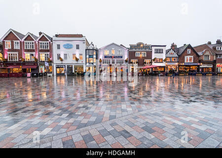 Salisbury Market Square, Wiltshire, Großbritannien, im Dezember, vor Weihnachten. Nach Regen mit Reflexion in Pflastersteinen benetzen. Stockfoto